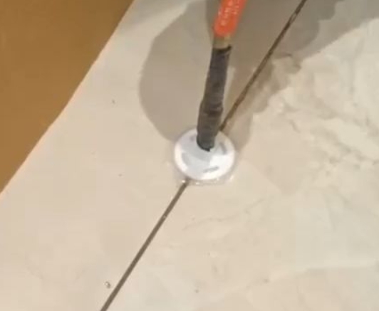 桐梓瓷砖空鼓维修公司专业解答瓷砖在铺贴过程中，如果没有涂抹均匀到位的粘结材料（如水泥砂浆或瓷砖胶），可能会导致以下问题