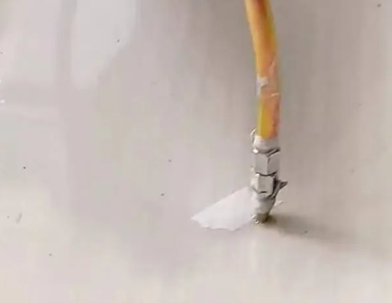 桐梓瓷砖空鼓维修公司专业解答在瓷砖铺贴过程中，如果使用的砂料过粗（如全部使用了粗砂），可能会导致以下问题